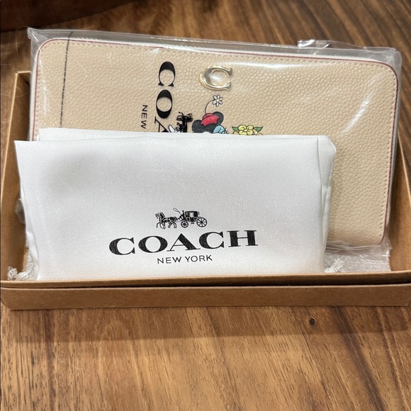 Coach Cream Wallet with Minnie Mouse Design NWT NIB - Picture 6 of 7